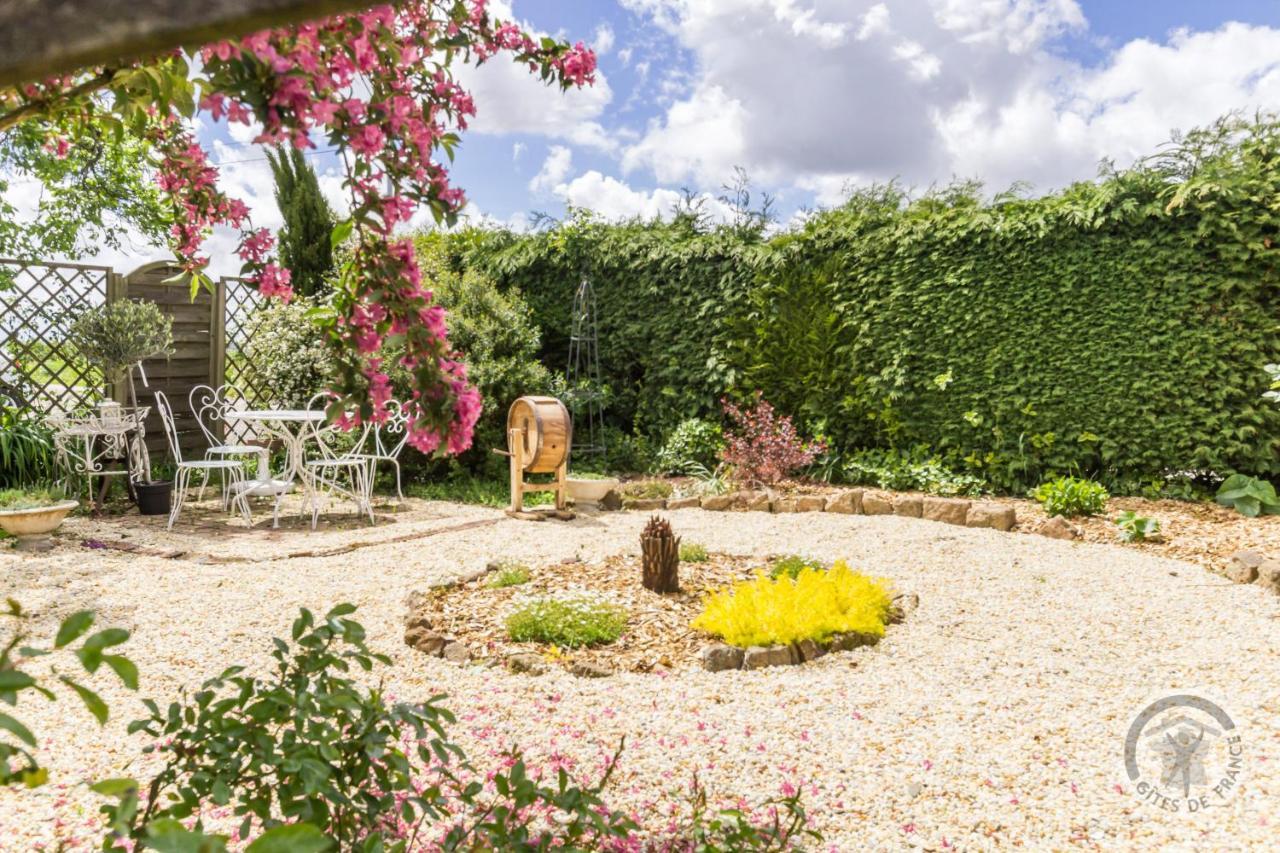 Bed and Breakfast Le jardin des fées à Savigny-le-Vieux Extérieur photo